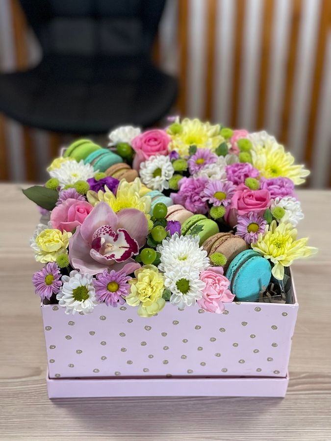 Букет 11 Цветов и Макарони в коробке